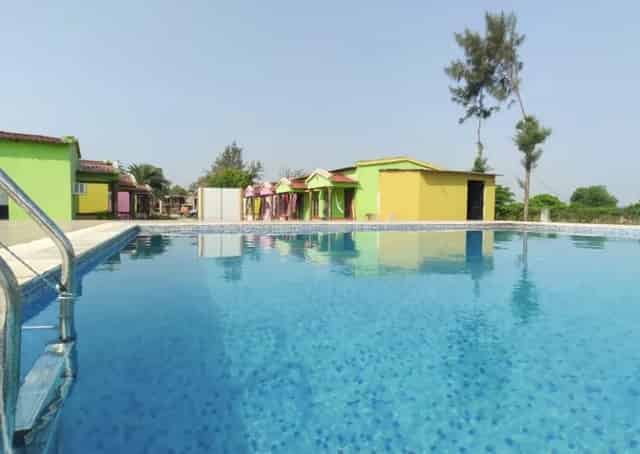 Swimming pool at Tajpur Resort