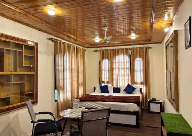 Deluxe Double bedded room interior Srinagar Homestay