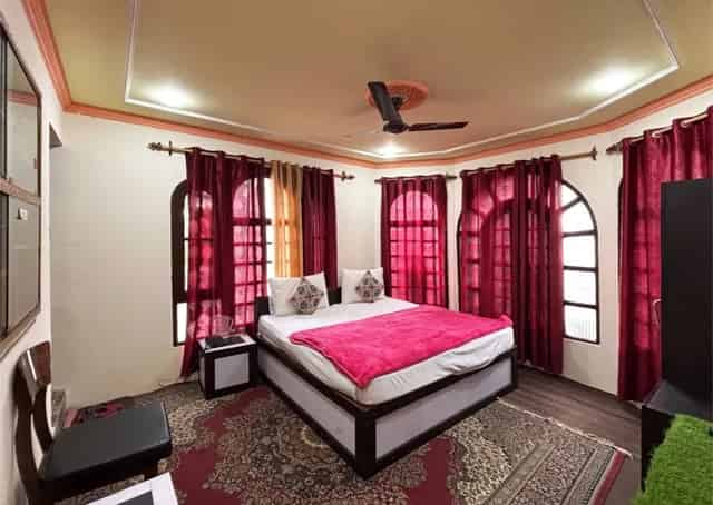 Deluxe Double bedded room interior Srinagar Homestay