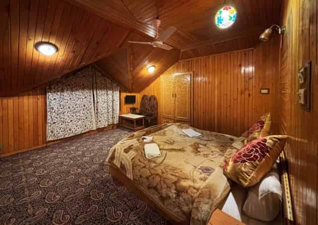Deluxe Room Interior at Srinagar Homestay