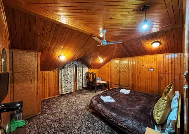 Deluxe Room Interior at Srinagar Homestay