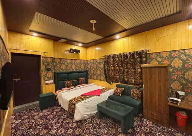 Tangmarg Homestay Room Interior 