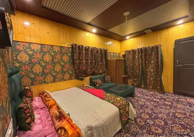 Tangmarg Homestay Room Interior 
