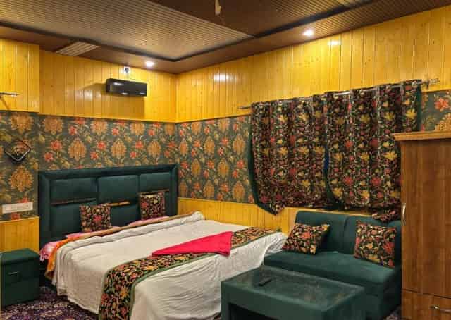 Tangmarg Homestay Room Interior 