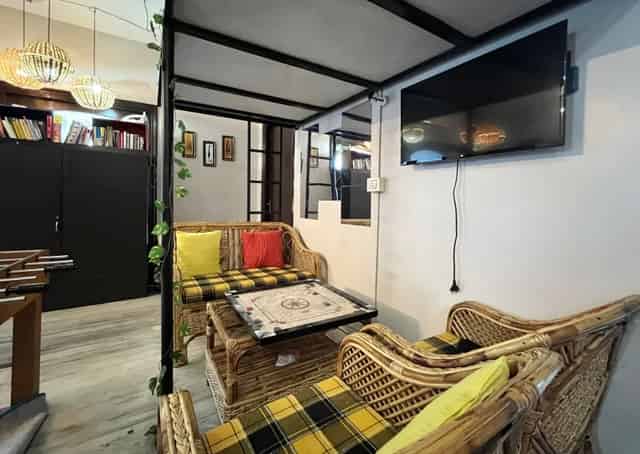 Seating area at Kolkata Backpackers Hostel