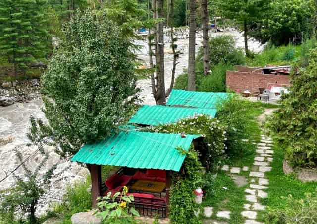 Exterior and River view at Kasol Eco Stay