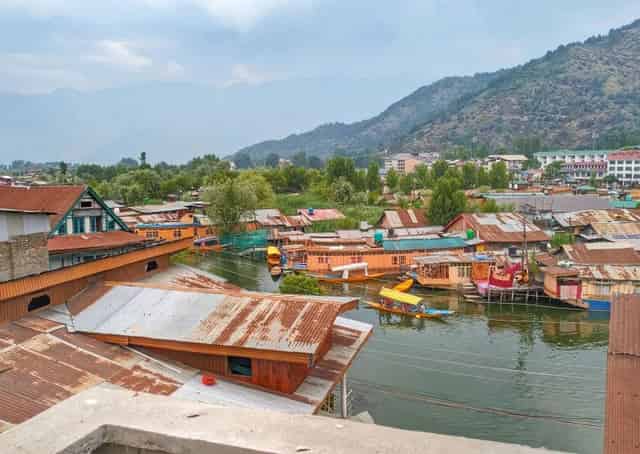 Lake view at Srinagar Guest Inn