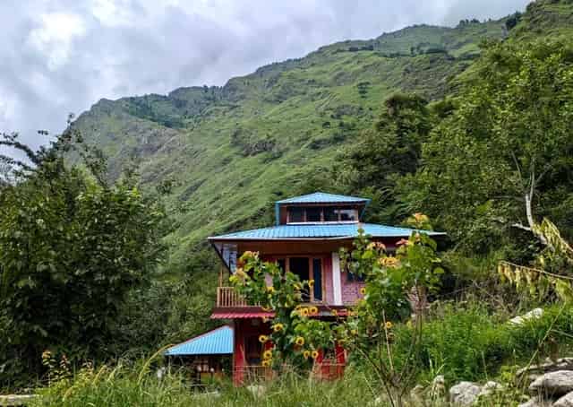 Tirthan Valley Homestay Campus