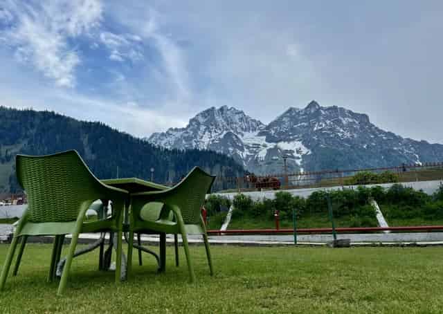 Sonmarg Resort: Outdoor Seating with Breathtaking Mountain Views