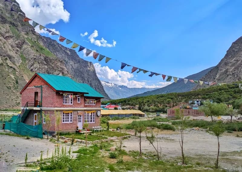 Jispa Hostel with beautiful surrounding mountains 
