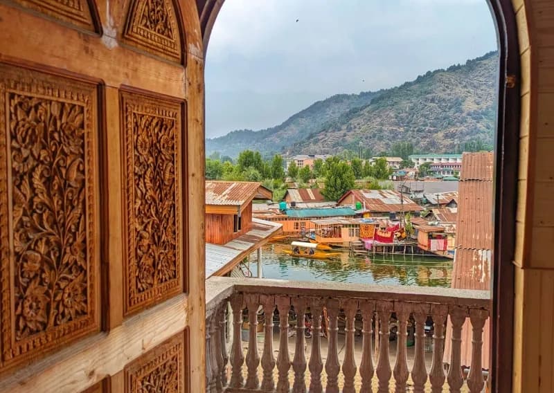 Lake view at Srinagar Guest Inn