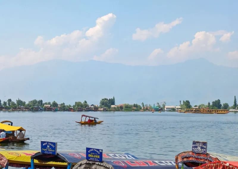 Lake view at Srinagar Guest Inn