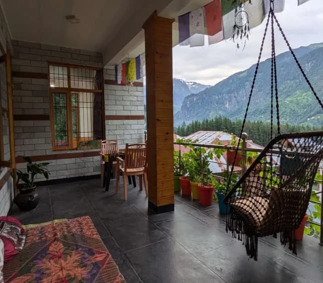 Charming Old Manali Homestay with Balcony Swings